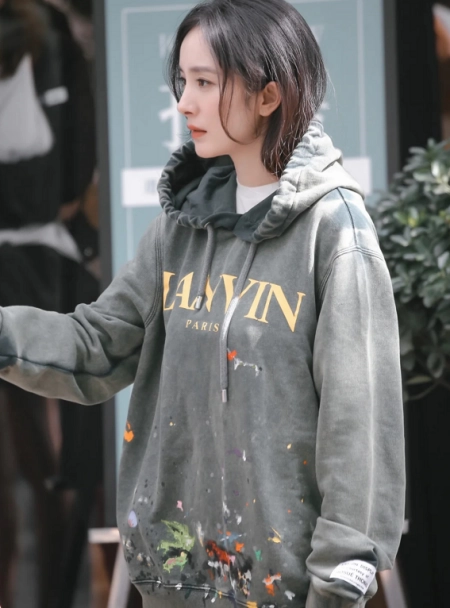 杨幂扮酷上瘾了？卫衣都要穿泼了油漆的，配骑行裤显得腿又细又直(杨幂卫衣牛仔裤)